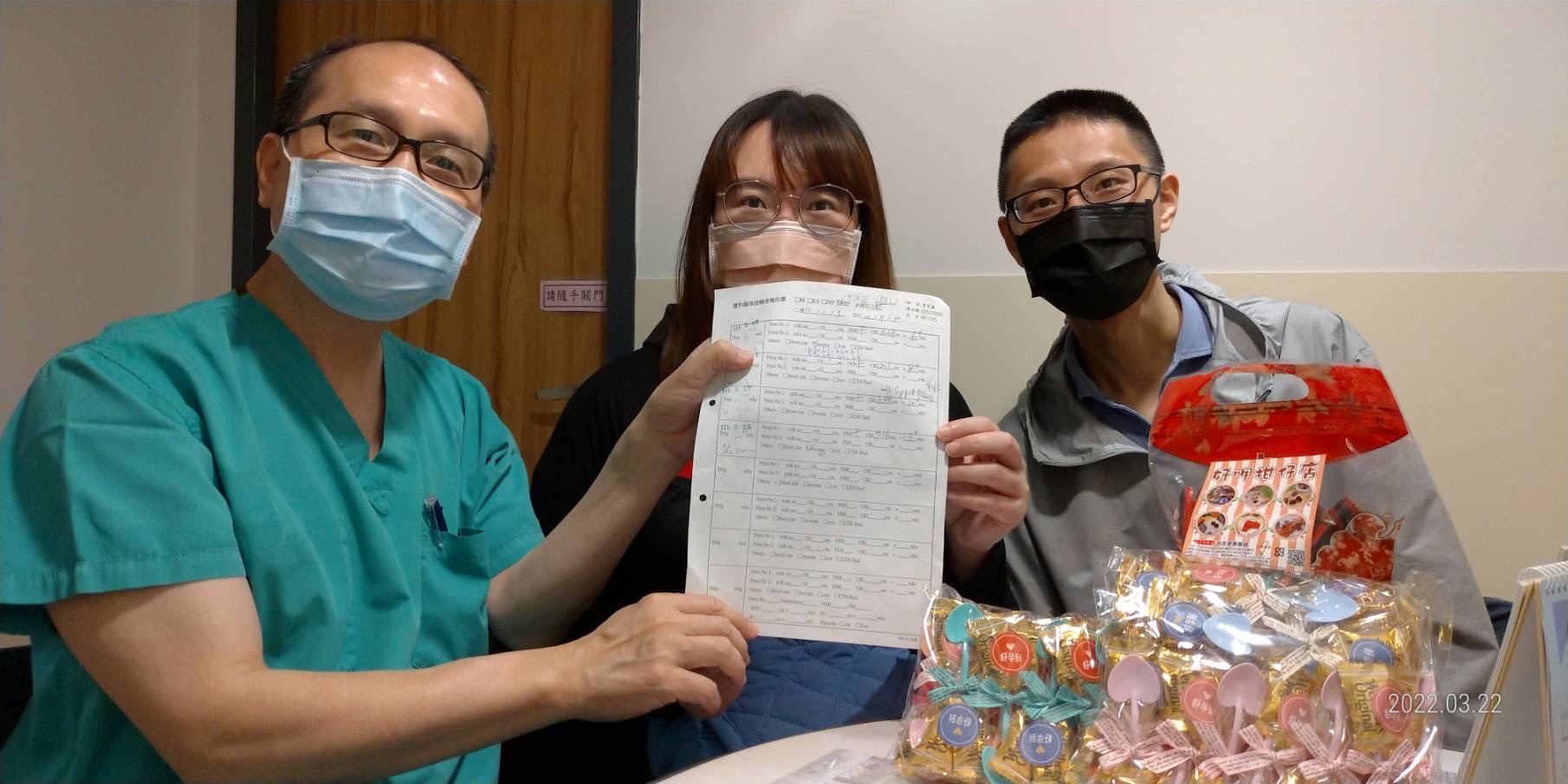 我今年已經43歲，因為晚婚及高齡的關係，結婚後就到黃醫師這裡報到並直接進入試管嬰兒療程。經歷三次的療程最後植入一顆正常一顆鑲嵌的胚胎，終於有一顆順利懷孕著床