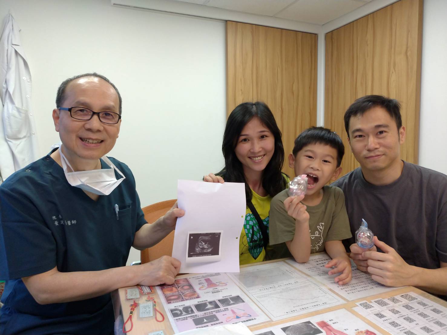 曾經歷過兩次自然性流產，一次唐氏寶寶只好忍痛引產，讓我們的身心受創!!於是我們決定找黃建榮婦產科諮詢試管嬰兒療程